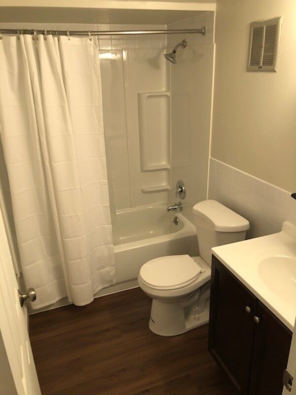 Building Photo - 103 N Milwaukee Ave