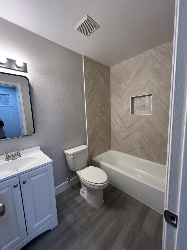 Building Photo - 6412 Diamond St