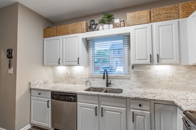 Building Photo - Beautiful 2 Bed, 2.5 Bath Condo in Johnson...