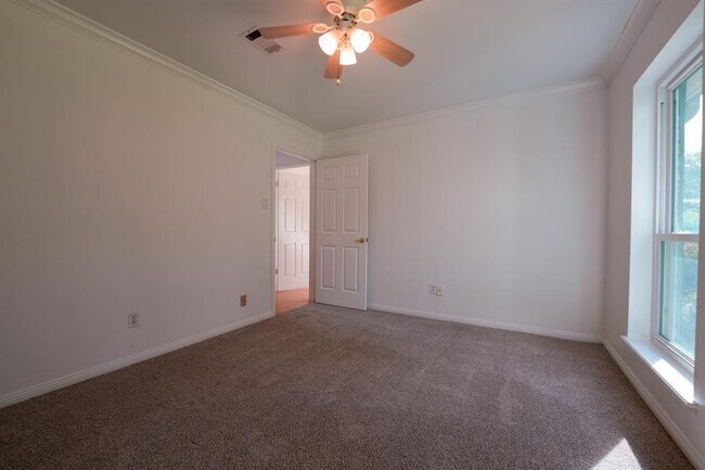 Building Photo - 5814 Old Lodge Dr