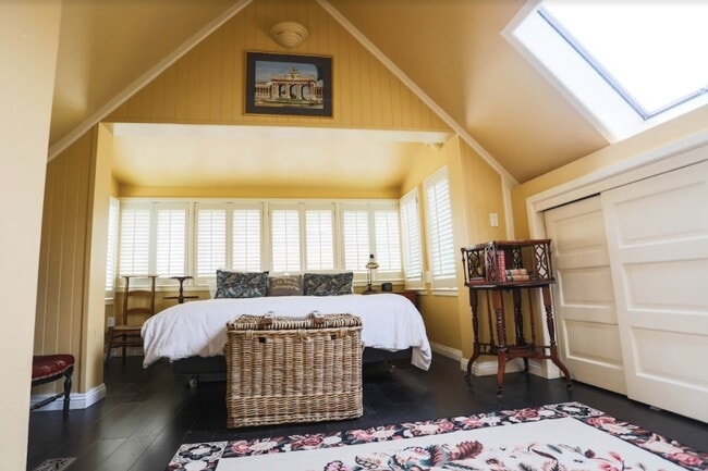 Building Photo - 106 Surrey St