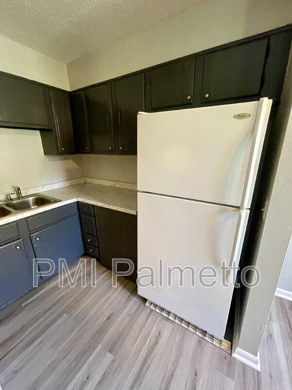 Building Photo - 1900 Tall Pines Cir