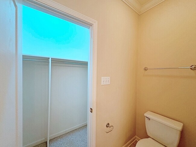 Building Photo - 2 Bedroom Condo Available NOW