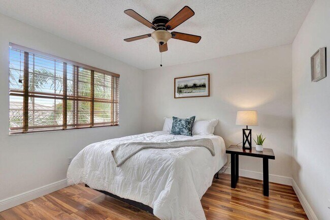 Building Photo - 1400 Crestwood Ct S