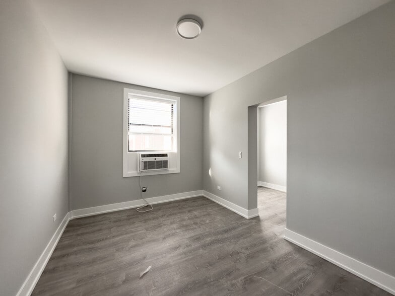 Building Photo - 521 W Belmont Ave