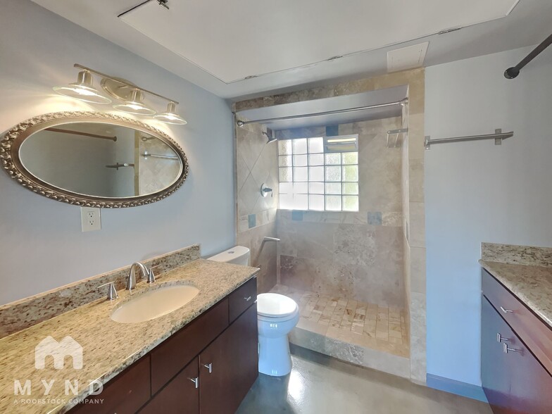 Building Photo - 349 E Thomas Rd