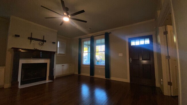 Building Photo - Craftsman-Style Home in Historic Fairmount!