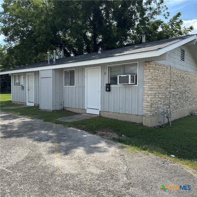 Primary Photo - 1239 N LBJ Dr