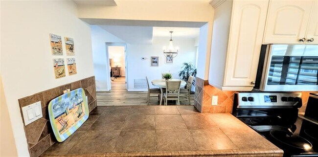 Building Photo - 3240 Gulf of Mexico Dr