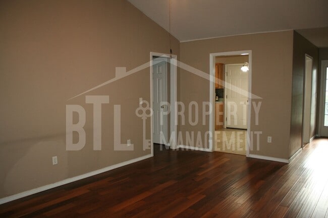 Building Photo - Price Reduced! 3 Bedroom 2 Car Garage Dupl...