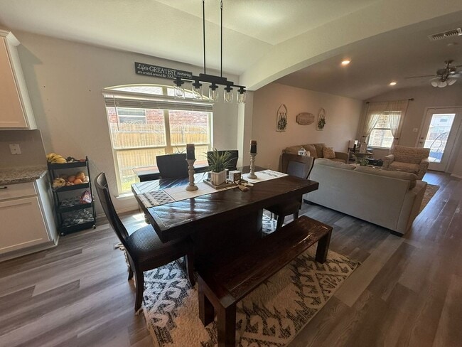 Building Photo - BEAUTIFUL 4-bedroom 2-bathroom home! !!HALF OFF 1ST MONTH!!