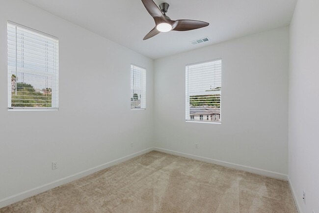 Building Photo - Charming 4 Bedroom 3.5 Bath in Carmel Mountain Ranch