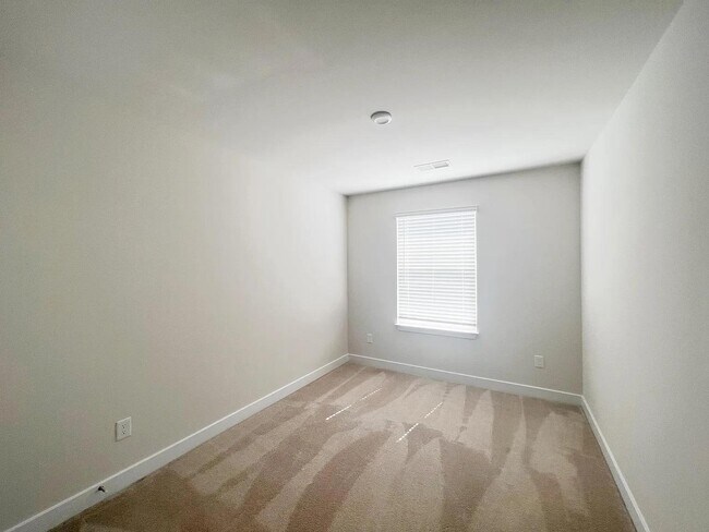 Building Photo - 131 Lilywood Ct
