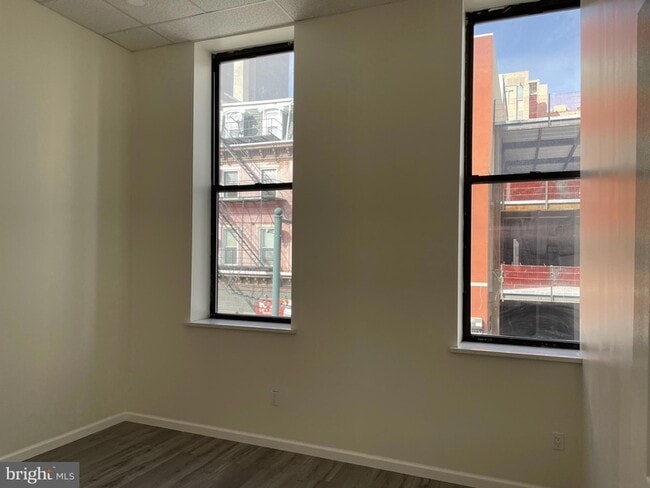 Building Photo - 910 Arch St