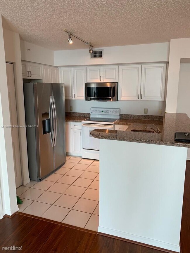 Building Photo - 2 br, 2 bath Condo - 1155 Brickell Bay Dr
