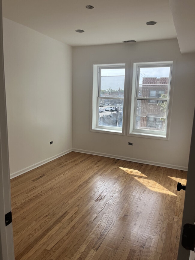 Building Photo - 2414 W 70th St