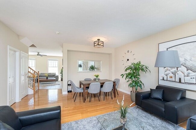 Building Photo - Beautiful 3 Bed Townhome In the Heart Of Village Of West Clay!