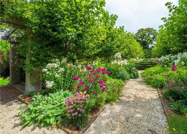 Building Photo - 10 Bluewater Hill S