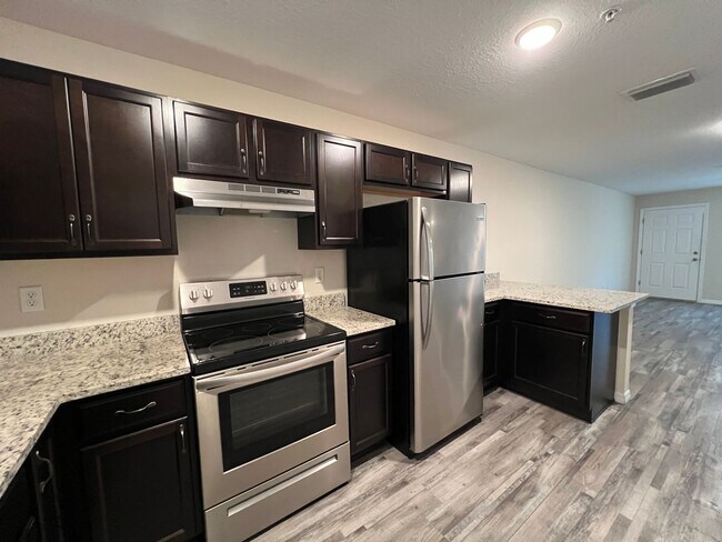 Building Photo - Available now! Lovely 2 Bedroom, 2 Bathroo...