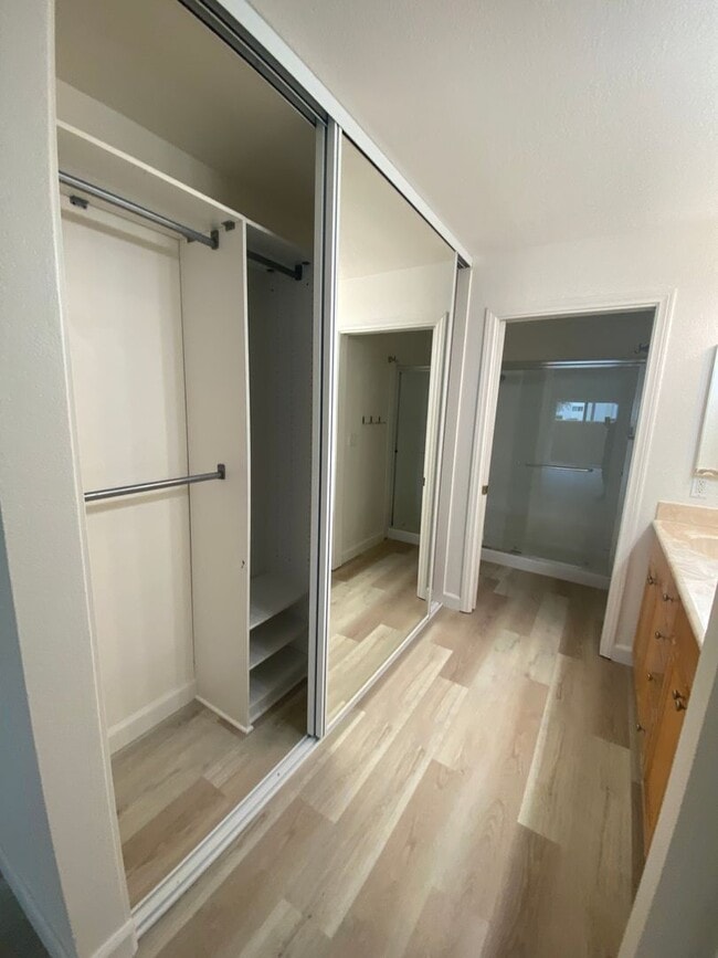 Building Photo - Beautiful Downstairs Two Bedroom Two bath ...