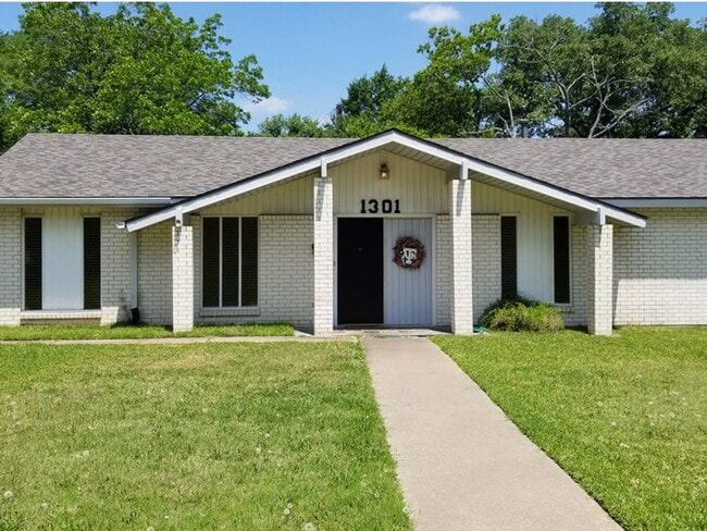 Building Photo - 1301 Haines Dr