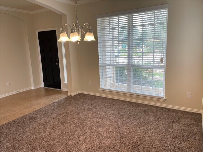 Building Photo - 627 Oak Cir Dr E