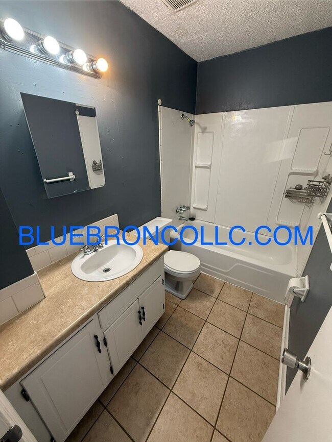 Building Photo - 1507 NE White Dr
