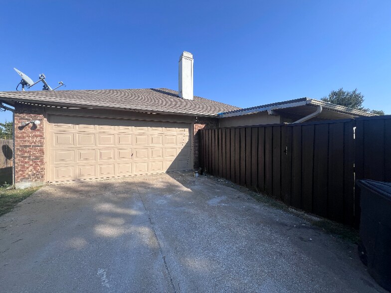 Building Photo - 2066 Vista Dr