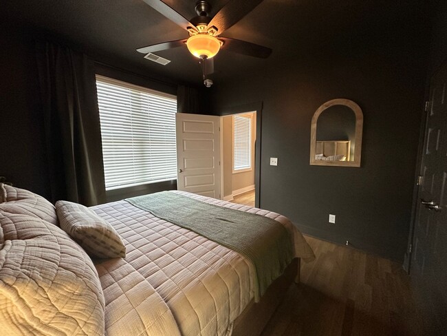 Building Photo - Beautiful Fully Furnished 1 Bed 1 Bath in ...