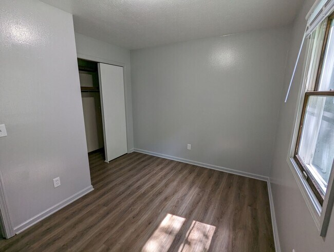 Building Photo - 403 E Palm Dr