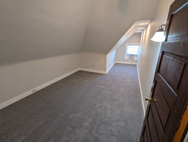 Building Photo - 2153 Slane Ave