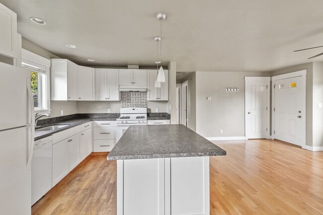 Building Photo - 3 Bed 1 Bath - Craftsman - Fenced Backyard...