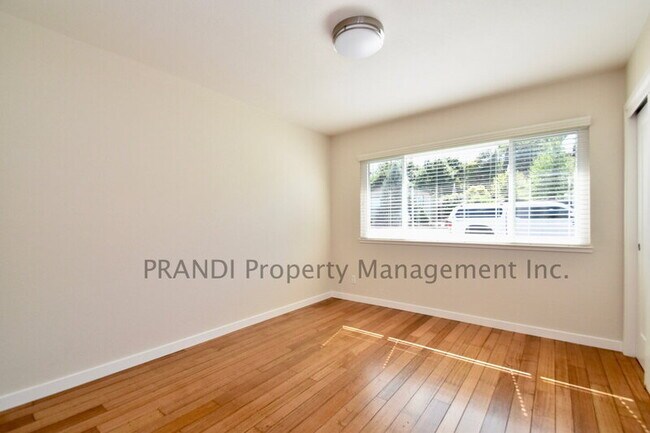 Building Photo - 627 Tanbark Terrace