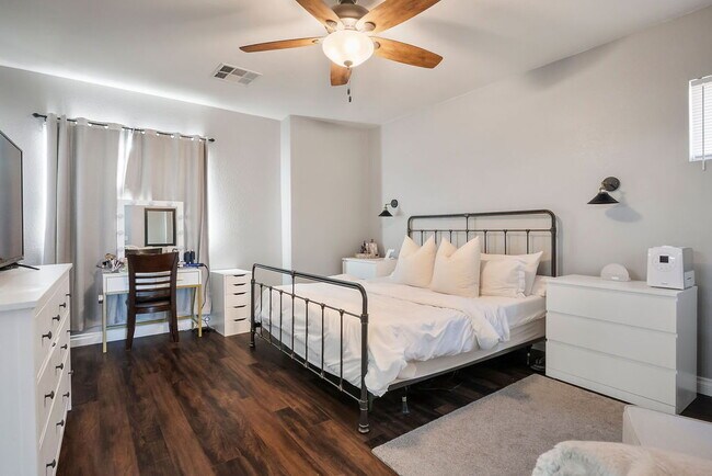 Building Photo - "Spacious 4-Bed Oasis with Outdoor Kitchen & Hardwood Elegance in North Las Vegas!"