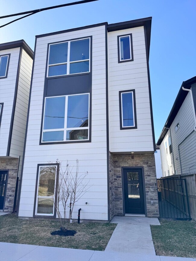 Building Photo - 2708 Nagle St