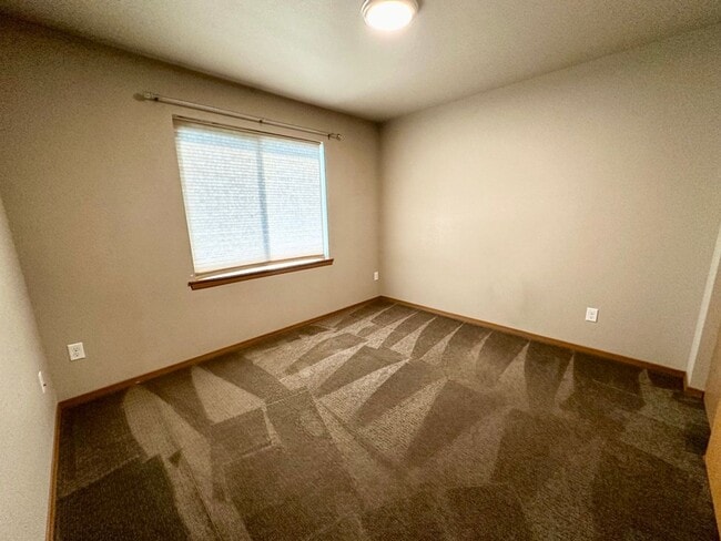 Building Photo - Updated Townhouse in Ellenbsurg
