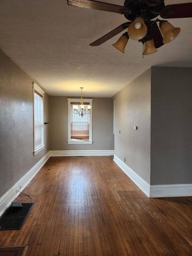 Building Photo - 2 bedroom with 1 bath