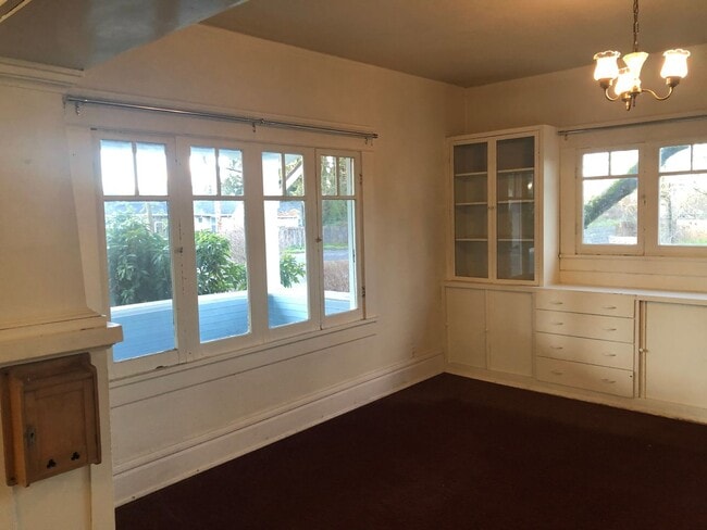 Building Photo - Large 4 bed/2 bath Farm House on River Rd. MOVE IN SPECIAL!