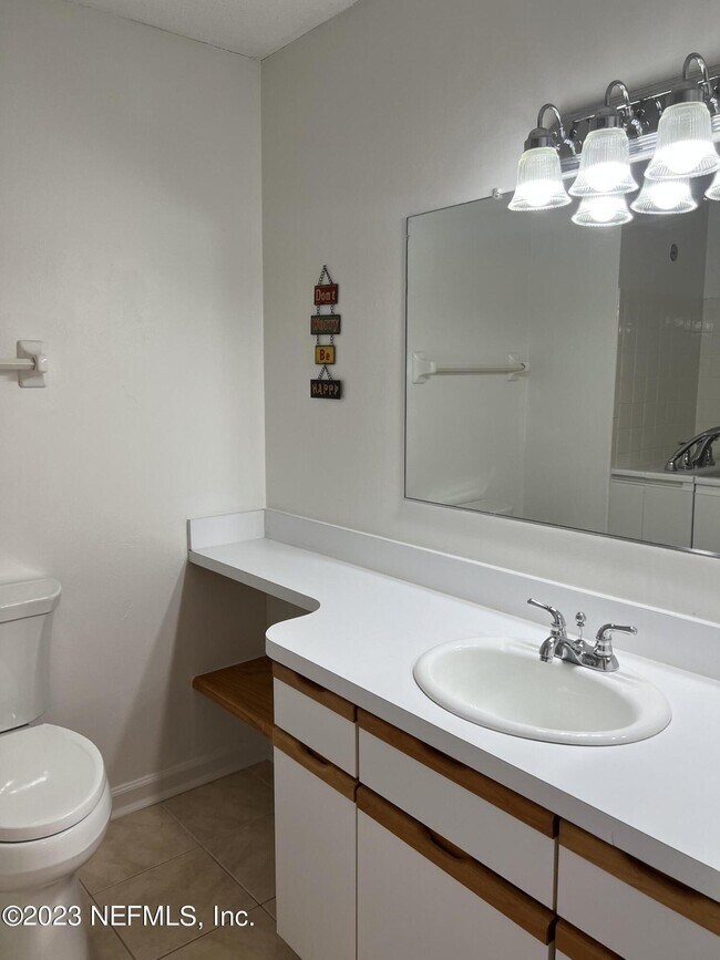 Building Photo - 7 Cove Rd