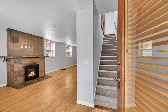 Building Photo - $2,095.00 - 3 Bedrooms, 1.5 Bathroom, Town...