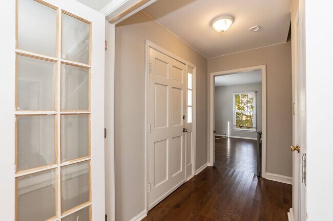 Building Photo - Three Bedroom Home!