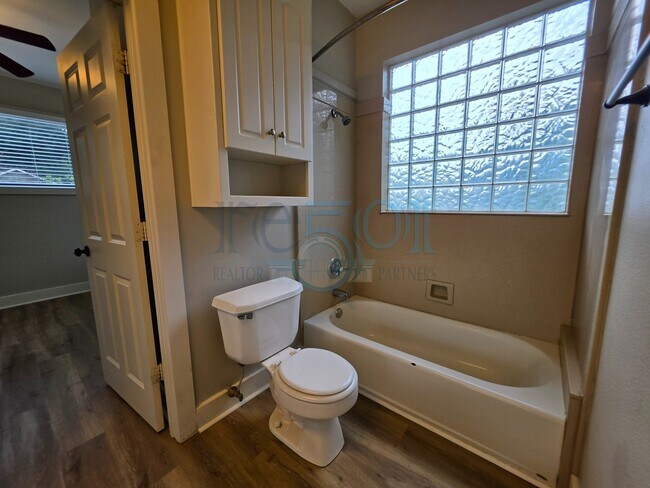 Building Photo - Don't park and ride the shuttle, stroll to UAMS from this SUPER FRESH & CLEAN Hillcrest Condo!