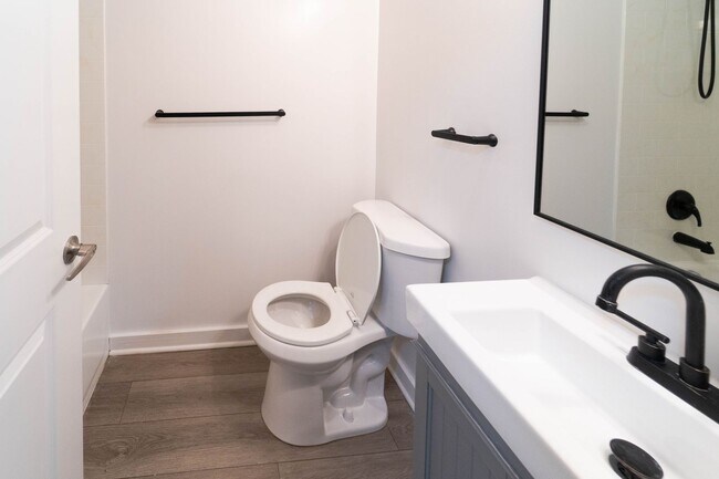 Building Photo - Move In Ready 2 BD 1 BA close to Metro, Sh...