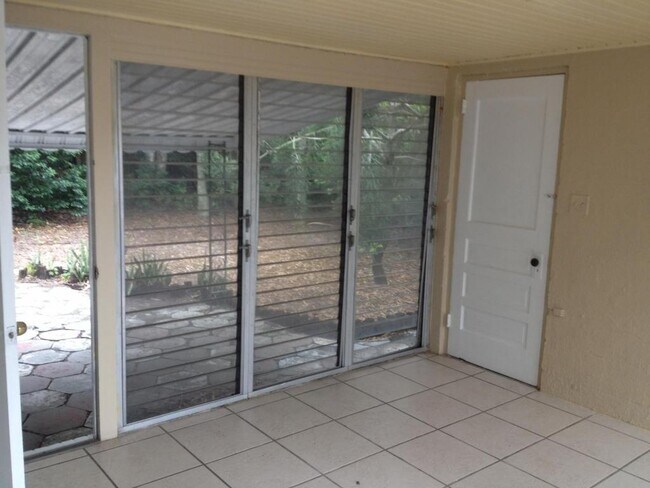 Building Photo - 1709 N Osceola Ave