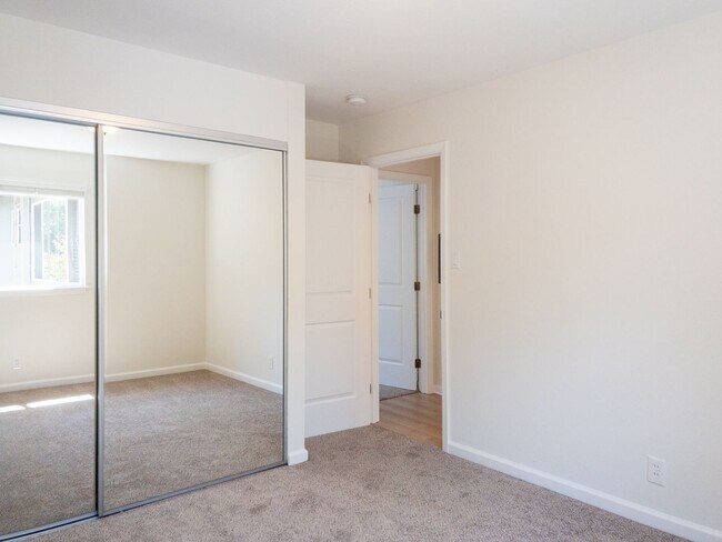 Building Photo - 2BD 1BA Recently Renovated Unit! Parking! PROGRESSIVE