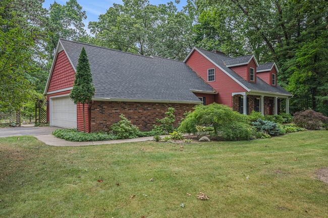 Building Photo - 3310 Lake Dr