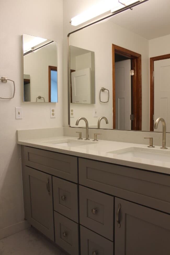 Building Photo - Gorgeous 2 Story End Unit in Lakewood!
