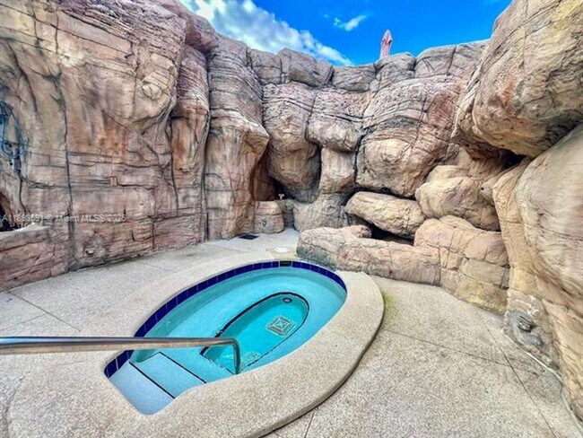 Building Photo - 5225 Collins Ave