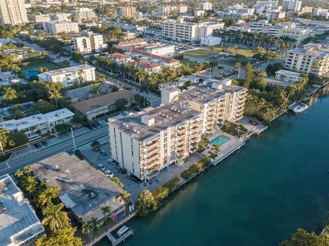 Building Photo - 9800 W Bay Harbor Dr