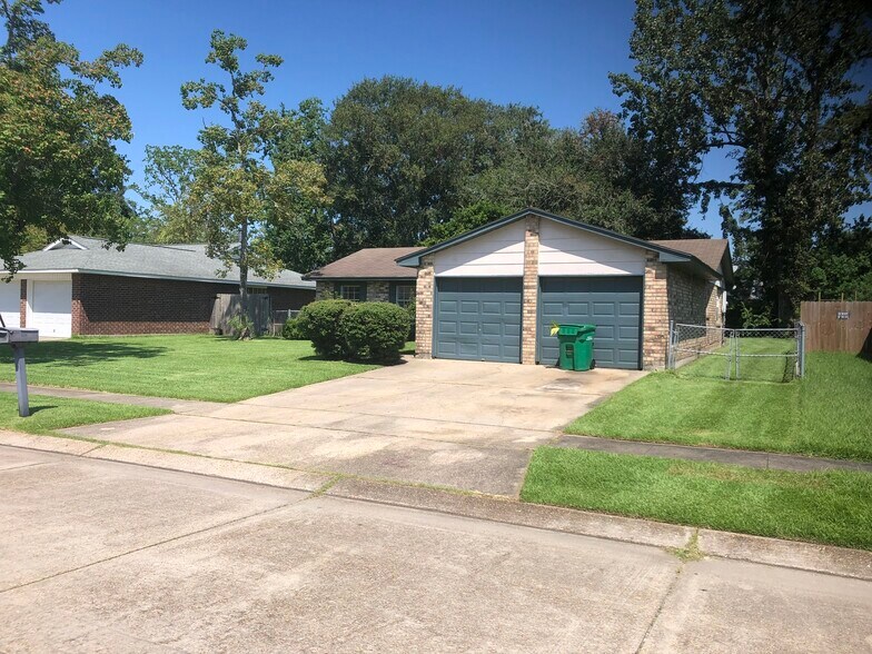 Front - 557 Esplanade St